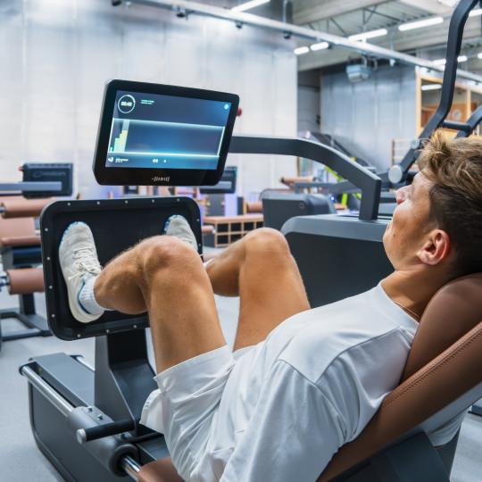 Trainierender an Beinpresse